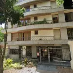 LOTE 000 - O apartamento nº 601 no Ed. Maison Paris, na Rua Pedro Ivo nº 532. O espaço de estacionamento coberto nº 01. O espaço de estacionamento coberto nº 02