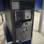 LOTE 100 - 7 COMPUTADORES COM MONITOR, TELCADO, MOUSE E ESTABILIZADOR