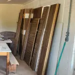 LOTE 045 - LOTE DE MÓVEIS MARROM: MESA C/ 3 GAVETAS, BALCÃO, PARTES DE MÓVEIS DESMONTADOS