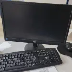 LOTE 100 - 7 COMPUTADORES COM MONITOR, TELCADO, MOUSE E ESTABILIZADOR