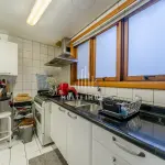 LOTE 000 - O apartamento nº 601 no Ed. Maison Paris, na Rua Pedro Ivo nº 532. O espaço de estacionamento coberto nº 01. O espaço de estacionamento coberto nº 02