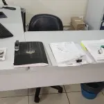 LOTE 160 - 5 MESAS EM L, CINZA, C/ 2 GAVETAS