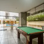 LOTE 000 - O apartamento nº 601 no Ed. Maison Paris, na Rua Pedro Ivo nº 532. O espaço de estacionamento coberto nº 01. O espaço de estacionamento coberto nº 02