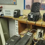 LOTE 027 - "LOTE DE INFORMÁTICA: TECLADOS, 2 CPUs, 1 FAX, 4 ESTABILIZADORES,3 NOBREAKS, 2 MONITORES, ETC."