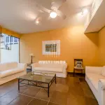 LOTE 000 - O apartamento nº 601 no Ed. Maison Paris, na Rua Pedro Ivo nº 532. O espaço de estacionamento coberto nº 01. O espaço de estacionamento coberto nº 02