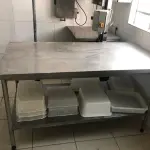 LOTE 228 - MESA INOX GRANDE COM PANELEIRO