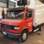 LOTE 031 - "CAMINHÃO MERCEDES BENZ 709, ANO 1991/1992, VERMELHO, PLACAS IDX 1469, C/BAÚ FRIGORIFICO (58.500,00 caminhão + 18.500,00 baú)"