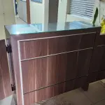 LOTE 164 - BALCÃO DE RECEPÇÃO MARROM E BEGE C/ 2 PORTAS