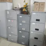 LOTE 097 - ARMÁRIO DE AÇO C/ 2 PORTAS, ALTO