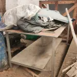 LOTE 052 - MESA C/ ESTRUTURA METÁLICA E TAMPO DE COMPENSADO