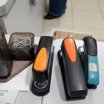 LOTE 149 - LOTE DE MATERIAIS DE ESCRITÓRIO DIVERSOS (PORTA LAPIS, ORGANIZADORES DE MESA, GRAMPEADORES, LIXEIRAS, ETC.)