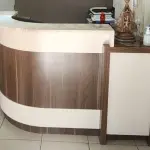 LOTE 128 - BALCÃO RECEPÇÃO EM L, TAMPO MARMORE MARROM/ BEGE C/ 5 GAVETAS