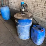 LOTE 074 - ENGRAXADEIRA PNEUMÁTICA COM TAMBOR AZUL