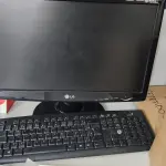 LOTE 100 - 7 COMPUTADORES COM MONITOR, TELCADO, MOUSE E ESTABILIZADOR
