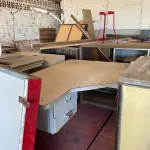 LOTE 043 - MESA EM L, C/ 2 GAVETAS, CINZA EM MAU ESTADO