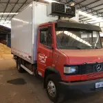 LOTE 031 - "CAMINHÃO MERCEDES BENZ 709, ANO 1991/1992, VERMELHO, PLACAS IDX 1469, C/BAÚ FRIGORIFICO (58.500,00 caminhão + 18.500,00 baú)"