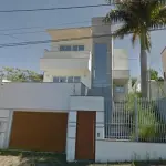 LOTE 000 - Um terreno, e formato regular, situado na zona urbana, do Bairro Solar, em Campo Bom, uma construção de alvenaria de bom padrão com 233,62m quadrados, que tomou o número 402 da rua Hélio Negrini.
