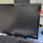 LOTE 100 - 7 COMPUTADORES COM MONITOR, TELCADO, MOUSE E ESTABILIZADOR