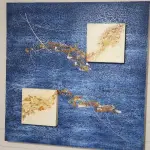 LOTE 146 - TELA DECORATIVA PINTADA A MÃO, AZUL E BEGE