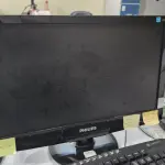 LOTE 100 - 7 COMPUTADORES COM MONITOR, TELCADO, MOUSE E ESTABILIZADOR