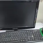 LOTE 100 - 7 COMPUTADORES COM MONITOR, TELCADO, MOUSE E ESTABILIZADOR