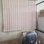 LOTE 120 - 10 CORTINAS PERSIANAS, VERTICAL (INSTALADAS)
