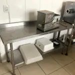 LOTE 231 - MESA INOX COM TESTEIRA E PANELEIRO