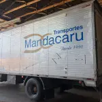 LOTE 073 - "CAMINHÃO VW WORKER 17-180, BRANCO, C/BAÚ, S/PLACAS, MOTOR DESMONTADO E FALTANDO PEÇAS, PLACAS IPO 5691 (25.000,00 caminhão + 8.000,00 baú)"