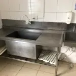 LOTE 229 - MESA PIA INOX COM PANELEIRO E PIA AUXLIAR COM ACIONAMENTO POR PEDAL
