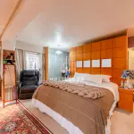 LOTE 000 - O apartamento nº 601 no Ed. Maison Paris, na Rua Pedro Ivo nº 532. O espaço de estacionamento coberto nº 01. O espaço de estacionamento coberto nº 02