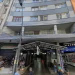 LOTE 000 - A economia autônoma nº 216 do Ed. Galeria A Nação, Bl. B, na R. Dr. Flores nº 106,  c/ a área real privativa de 24,92m2, área real total de 32,87m2