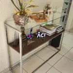 LOTE 135 - BALCÃO EXPOSITOR, ESTRUTURA METÁLICA, C/ MADEIRA, TAMPO DE VIDRO