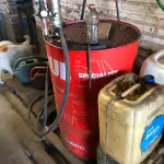 LOTE 075 - BOMBA DE ÓLEIO COM TAMBOR VERMELHO