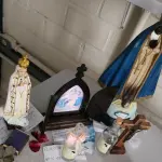 LOTE 216 - LOTE DE OBJETOS DE CUNHO RELIGIOSO (ORATÓRIO, SANTINHOS,ETC.)