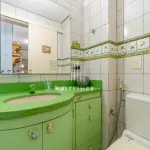 LOTE 000 - O apartamento nº 601 no Ed. Maison Paris, na Rua Pedro Ivo nº 532. O espaço de estacionamento coberto nº 01. O espaço de estacionamento coberto nº 02
