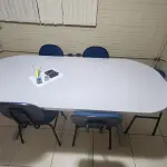 LOTE 144 - MESA DE REUNIÕES, CINZA C/ 6 CADEIRAS ESTOFADAS, AZUIS
