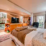 LOTE 000 - O apartamento nº 601 no Ed. Maison Paris, na Rua Pedro Ivo nº 532. O espaço de estacionamento coberto nº 01. O espaço de estacionamento coberto nº 02