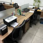 LOTE 024 - Mesa e mesa em l e 2 cadeiras azuis 