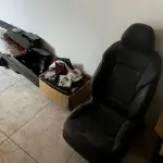 LOTE 145 - Lote com 2 bancos de carros e algumas peças 