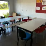 LOTE 103 - Lote de 2 mesas, 8 cadeiras, banco 
