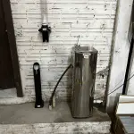 LOTE 043 - Bebedor com porta copos 
