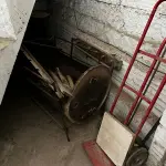 LOTE 083 - Carrinho de transporte e churrasqueira de latão 