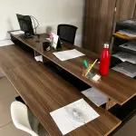 LOTE 114 - mesa grande de trabalho, cadeira e monitor 
