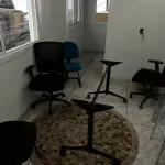 LOTE 146 - Lote com cadeiras em uso, mesa, banqueta e tapete