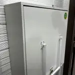 LOTE 006 - Armário com suporte 