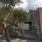 LOTE 000 - A fração de ¼ de um imóvel, localizado na Rua Jornalista Cândido de Melo, nº 476, sendo um terreno medindo seis metros (6,00m) de frente leste à dita rua, por trinta metros (30,00m)