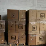 LOTE 133 - Lote de cadeiras em caixas 