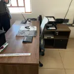 LOTE 111 - Mesa e cadeira 