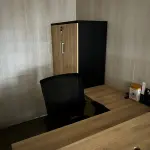 LOTE 061 - Mesa em L e cadeira e armário 2 portas