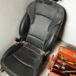 LOTE 145 - Lote com 2 bancos de carros e algumas peças 